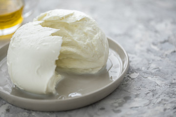 Büffelmozzarella Kugel mit Olivenöl auf Teller