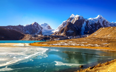 North Sikkim high altitude Gurudongmar lake in the Himalayan region. with scenic landscape view. - obrazy, fototapety, plakaty