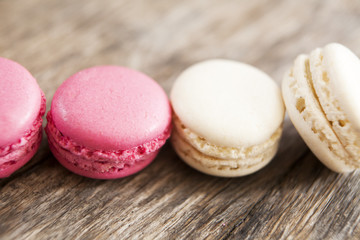 macarons sur fond de bois