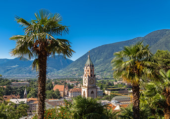 Fototapeta na wymiar Kirche Sankt Nikolaus mit Blick über Meran, Südtirol 