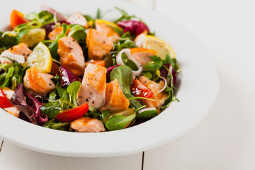 Delicious salad with pieces of grilled salmon.