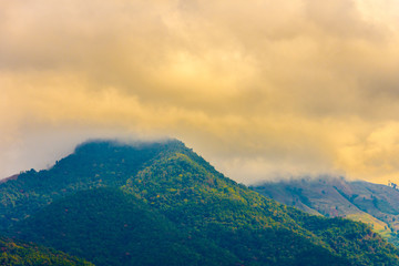 Obraz premium Beautiful landscape view of hill and mountain with cloud sky.