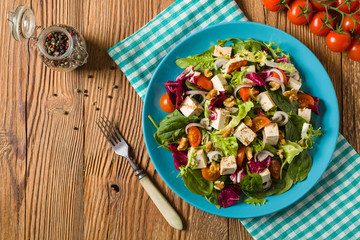 Delicious salad with tofu, tomatoes and walnuts.