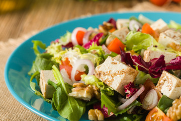 Delicious salad with tofu, tomatoes and walnuts.