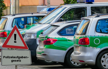 Schild Polizeiaufgabengesetz Polizeiautos