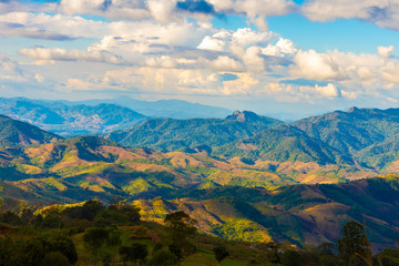 Obraz premium Beautiful landscape view of hill and mountain with cloud sky.