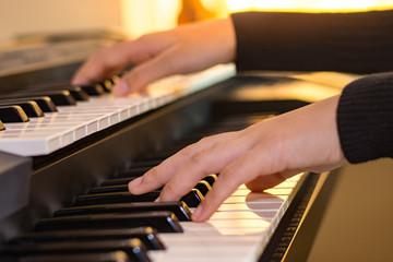 Obraz premium Young artist musician woman hands playing the piano in music room.