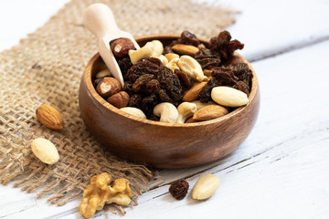 gesunde nussmischung mit trockenfrüchten