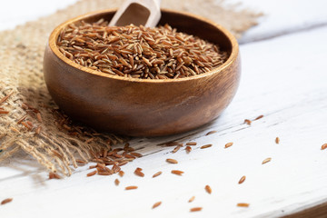 roter Camargue Reis in einer Holzschüssel