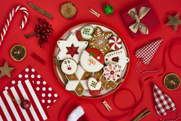 Obraz premium Christmas gingerbread and various decoration objects isolated on red background