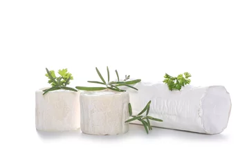 Keuken foto achterwand Zuivelproducten fromage de chèvre sur fond blanc