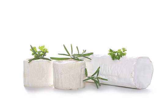 fromage de ch&egrave;vre sur fond blanc