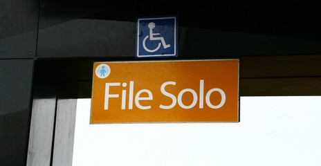 panneau,file seulement pour handicapé,prioritaire
