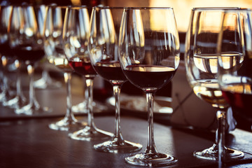 Close-up van glazen wijn op een tafel tijdens een wijnproeverij