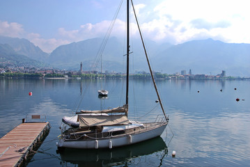 Fototapeta premium Barca a vela sul lago a Malgrate