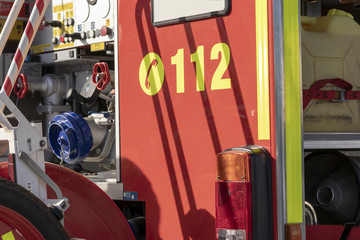 Notrufnummer an einem Feuerwehrwagen