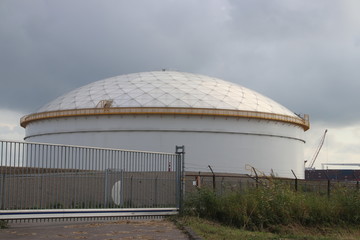 Obraz premium Storage tank at refinery in Rotterdam to store oil of fuel in the Netherlands