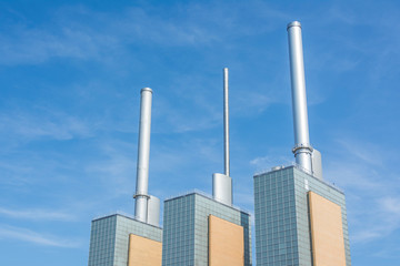 Heizkraftwerk HKW mit drei Schornsteinen