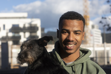 Junger Mann mit Hund