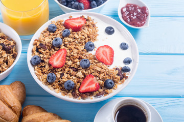 Granola yogurt and berries