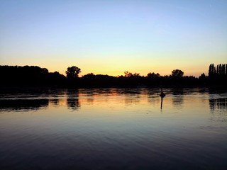 Boje auf dem Rhein bei Sonnenuntergang