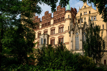 Fototapeta na wymiar Die Schlosskirche im Schweriner Schloss im Schlossgarten