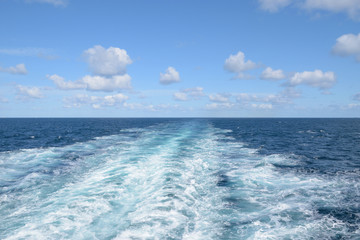 Fototapeta na wymiar Wellen von Schiffsantrieb vor blauem Horizont