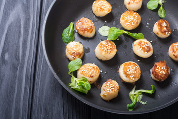 Fried scallops with lemon and salad