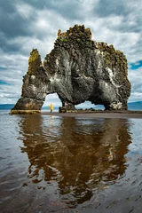 Berg in Form eines Nashorns mit Touristenfrau. Island © Friends Stock