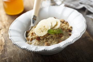 Oatmeal porridge with banana and nuts
