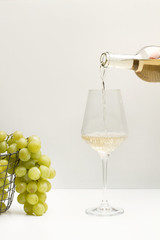 Copa de vino blanco con uvas. Vista de frente. Copy space