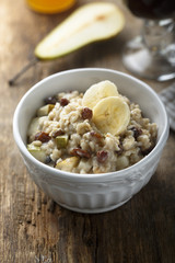 Oatmeal porridge with raisins and banana