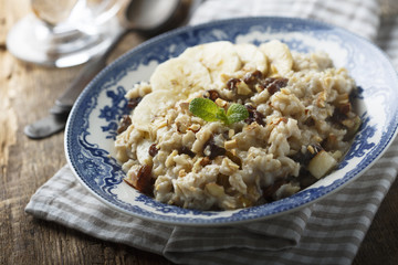 Oatmeal porridge with raisins and banana