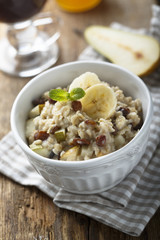 Oatmeal porridge with raisins and banana