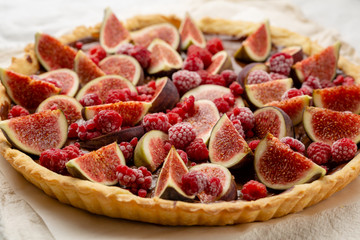 Sweet pie with raspberry and figs