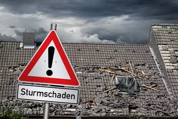 Photo sur Aluminium Orage Attention, panneau d& 39 avertissement de dommages causés par la tempête devant le toit couvert détruit, fond de concept de tempête de catastrophe naturelle
