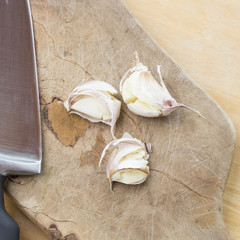 Aglio in camicia sul tagliere