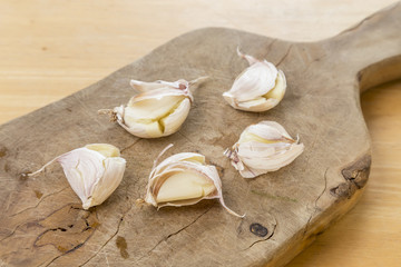 Aglio in camicia sul tagliere