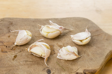 Aglio in camicia sul tagliere