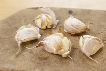 Aglio in camicia sul tagliere