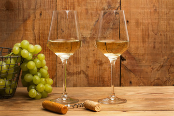 Copas de vino blanco con uvas