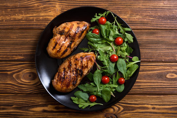 Grilled chicken with spinath and tomatoes salad