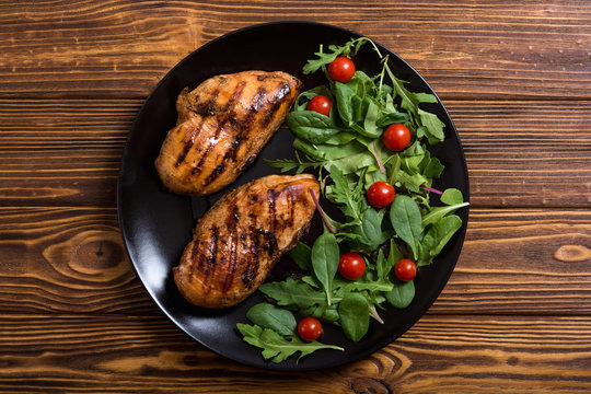 Grilled chicken with spinath and tomatoes salad