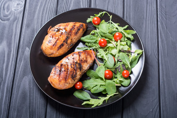 Grilled chicken with spinath and tomatoes salad