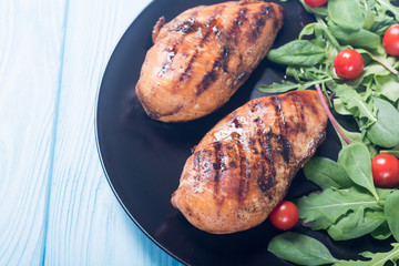 Grilled chicken with spinath and tomatoes salad