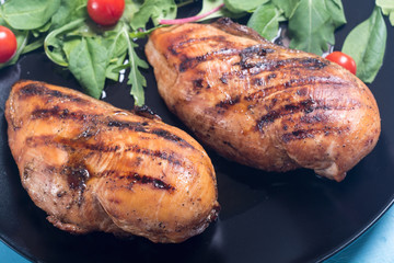 Grilled chicken with spinath and tomatoes salad