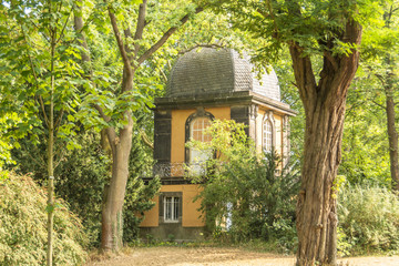 Fototapeta na wymiar Historischer Küchengarten-Pavillon in Parkanlage