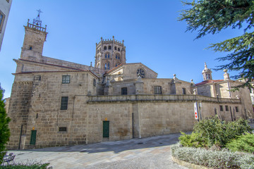 Fototapeta na wymiar vista exterior de la catedral de Ourense