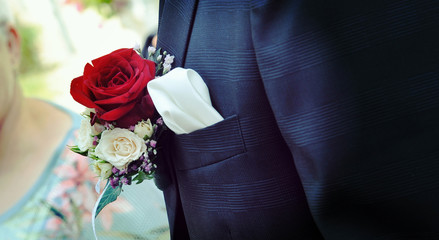 attraktiver business mann bräutigam anzug rose  hochzeit einestecktuch accecoairs