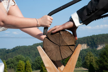 tradition spiel ritual hochzeit braut bräutigam sägen baumstamm im sommer